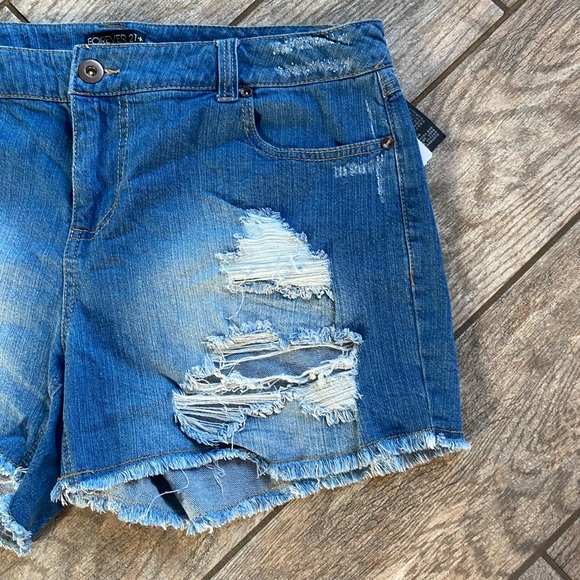 ✨Host Pick✨Forever 21 Denim Shorts - Picture 3 of 6